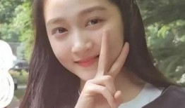 网友爆料某明星去佛寺的视频,虔诚祈祷引发网友热议